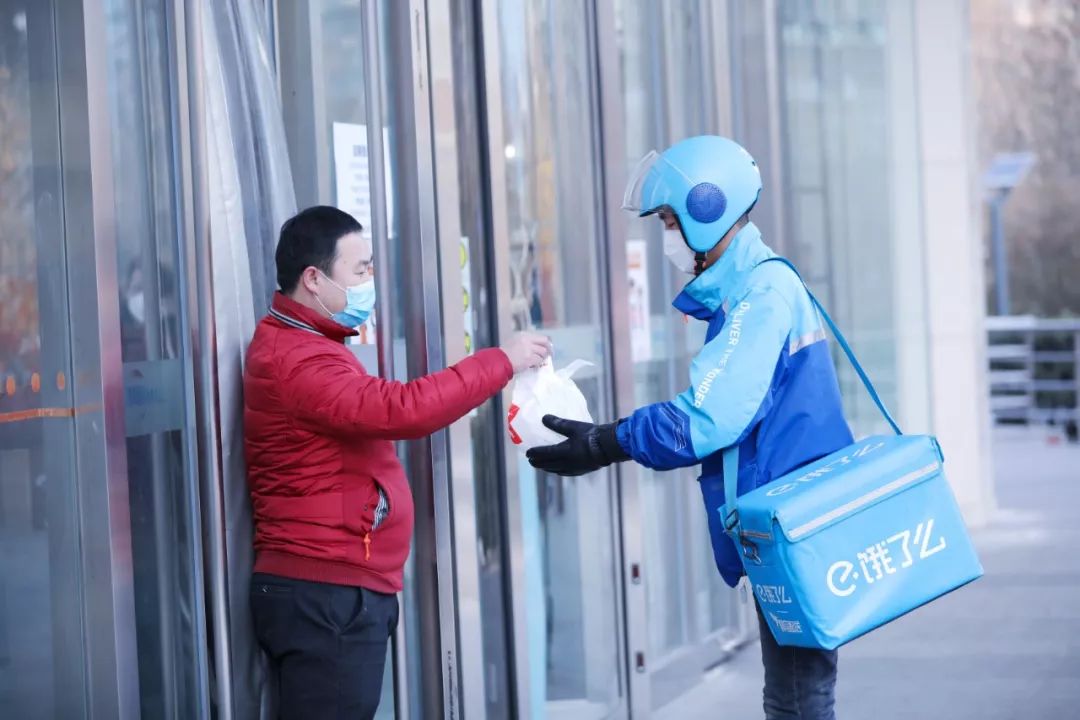 外卖小哥拓展新业务买菜送药传递爱意还能上门喂猫