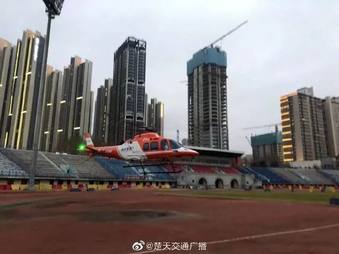 飞过武汉红会，直升机空降协和等医院定向送口罩