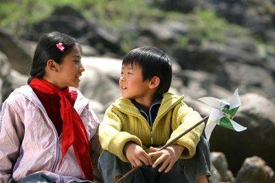 走路上学姐弟情深诠释难以割舍的亲情这种情感值得珍惜