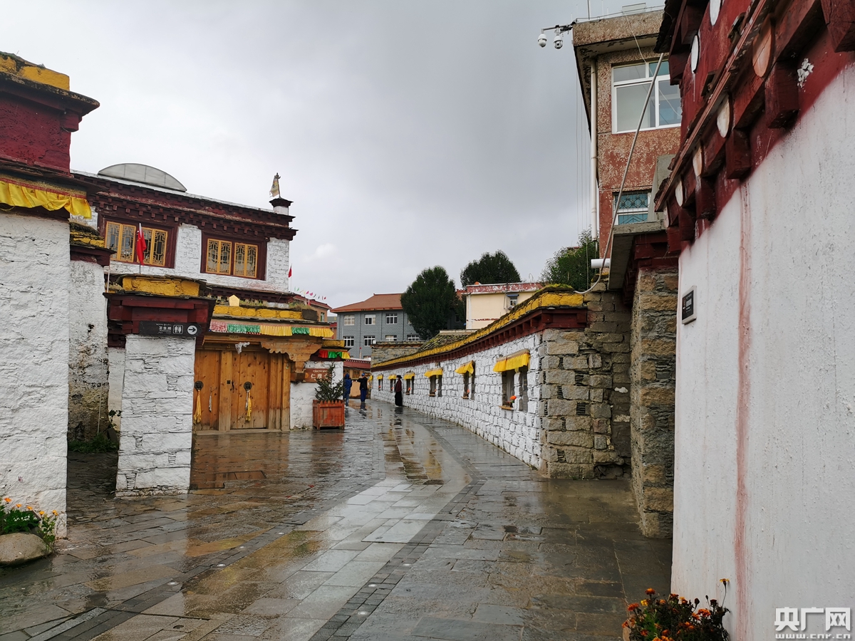 勒通古镇·千户藏寨位于理塘县城中老城区