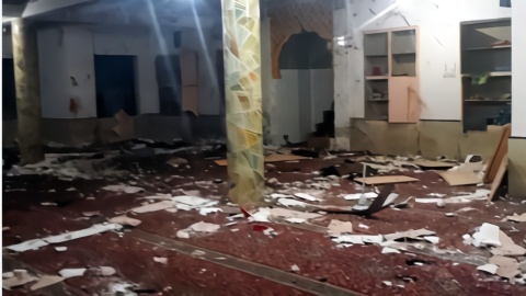 巴基斯坦一清真寺爆炸致12死12伤 现场一片狼藉