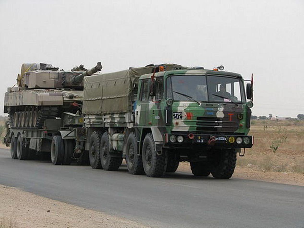 通过重型拖车运输的阿琼坦克