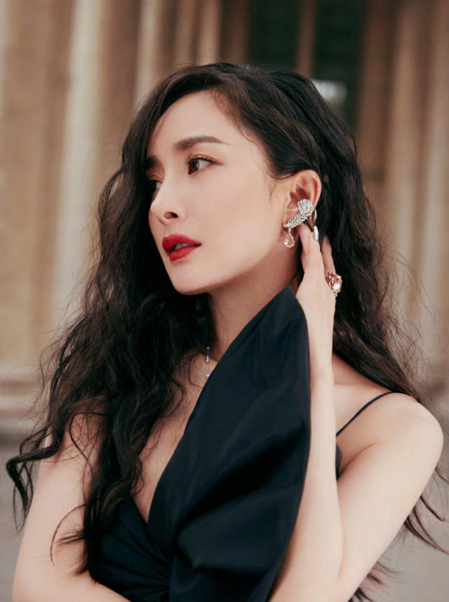 杨幂重回小时代拍摄地着露背长裙风情万种