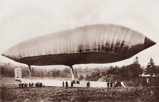首次完成往返飞行的"法兰西号"飞艇(1884年).