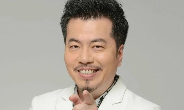 如果说黄圣依嫁给杨子是因为杨子"有财"的话,那么寇乃馨嫁给黄国伦