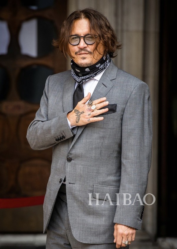 7月13日johnny depp现身伦敦高院