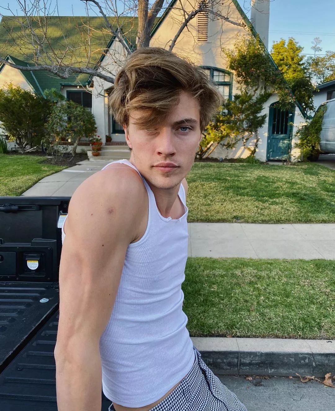 lucky blue smith剪短发了好帅,可是