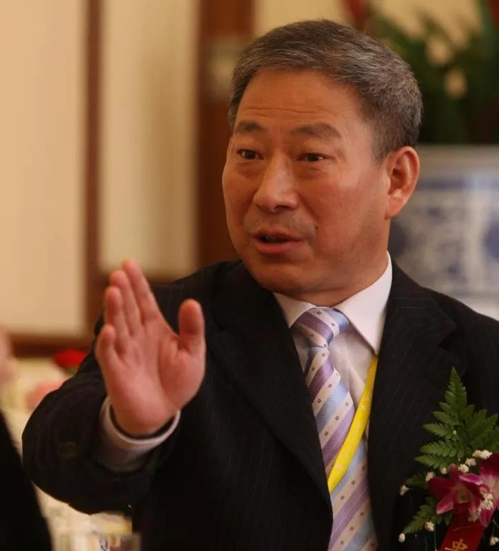 凤凰新闻,查看更多高清图片反观有些人,"初生牛犊不怕虎",顶得了领导