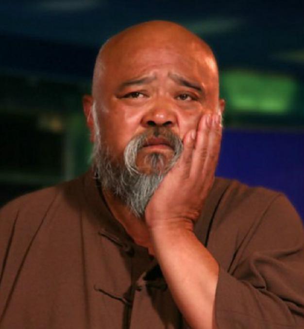 "牛永贵"曝光,身后整墙收藏品堪比展览馆,2辆代步车均超100万