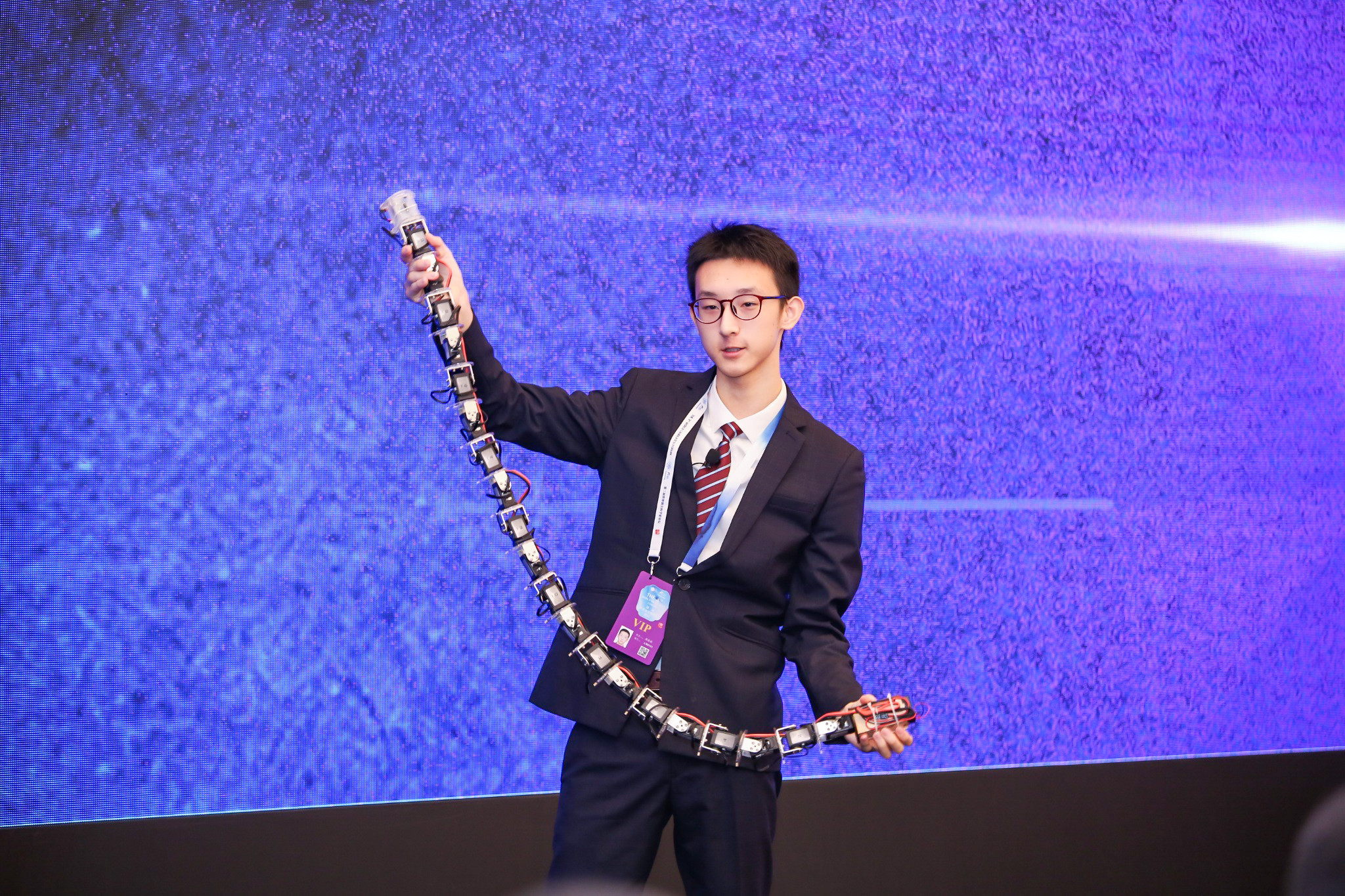 郭秦菘同学展示蛇形机器人