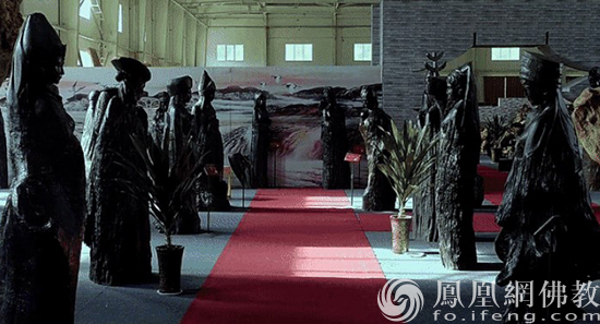 五十六个民族馆乌木雕刻作品（图片来源：凤凰网佛教 桐柏山木雕博物馆提供）