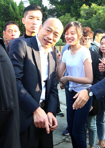 韩国瑜携女儿韩冰现身投票所投票 父女俩紧紧牵着手