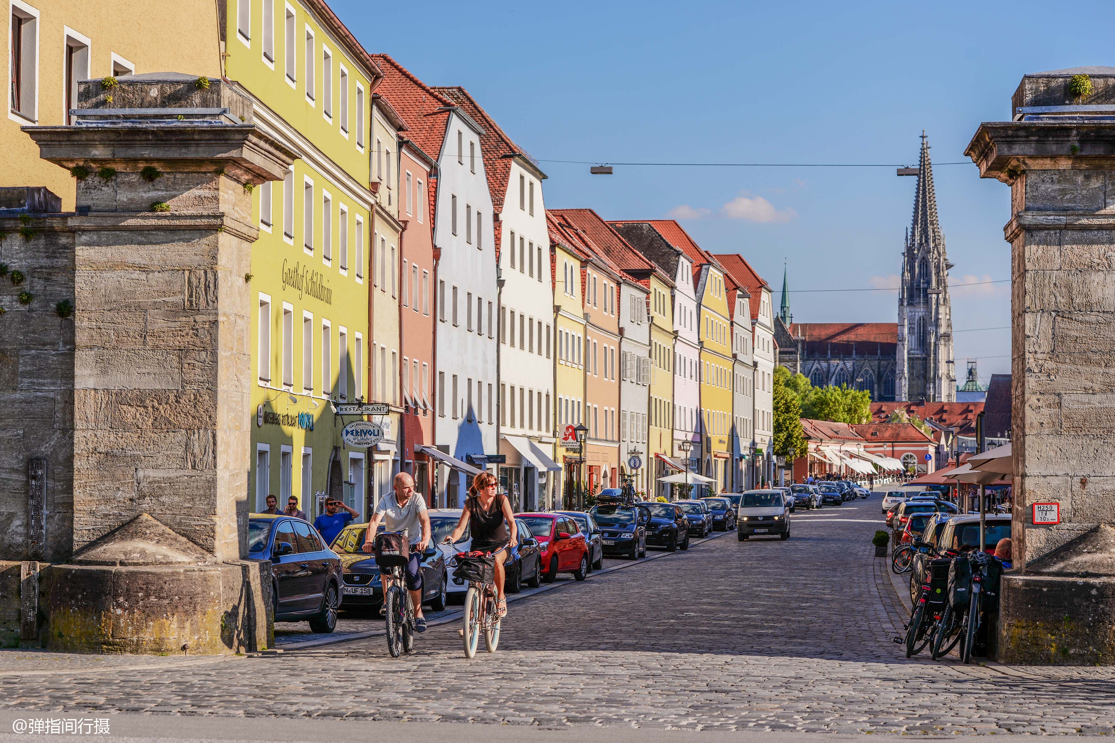德国最"乐活"的古城,民众坐在河水里喝啤酒,乐享生活令人羡慕