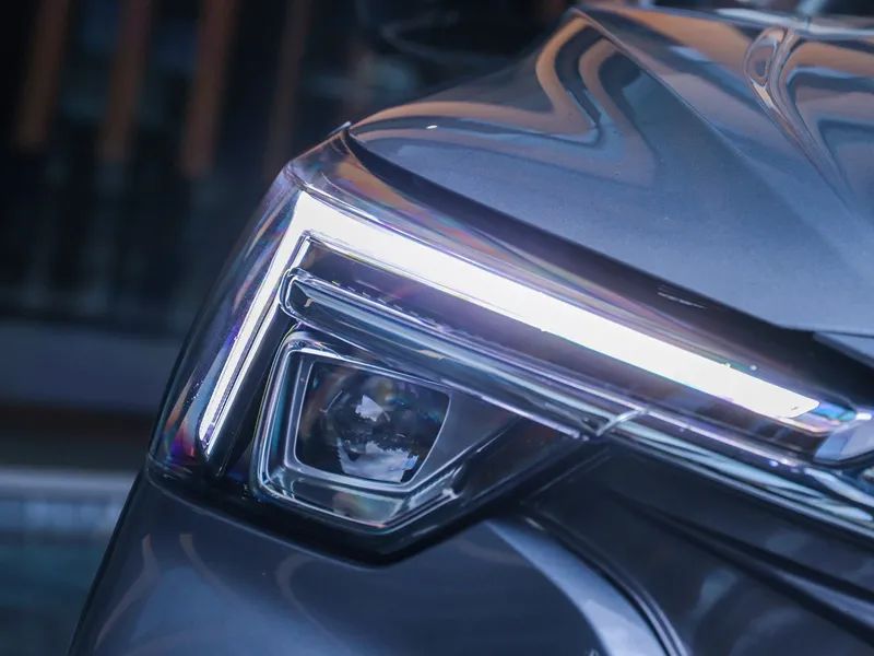 格栅中有一个专属的"r标",是设计师赋予新锐版的专属logo