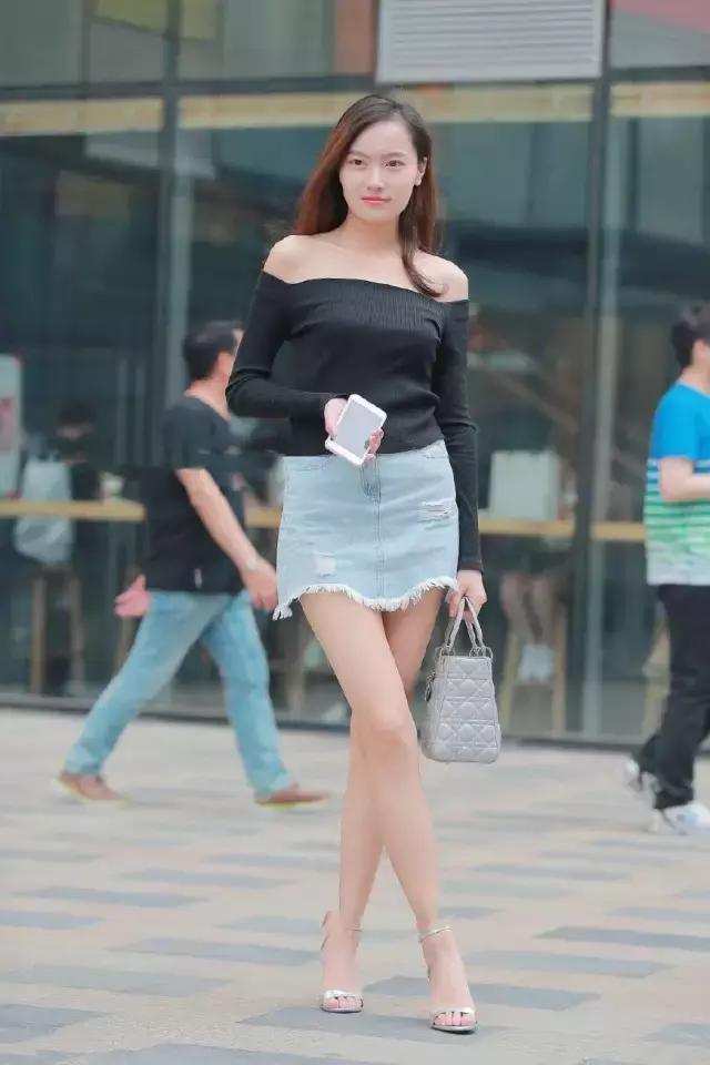街拍小姐姐一字肩风情万种筷子腿360度无死角