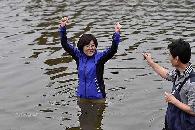 顺利当选后，韩国这位女市长为履行承诺当众“跳河”