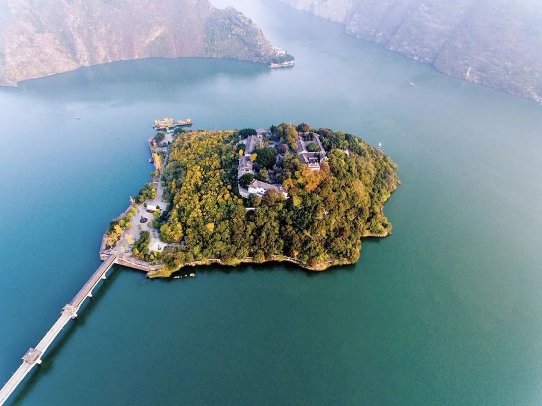 行至白帝城的时候,忽然收到赦免的消息,惊喜交加,随即乘舟东下江陵