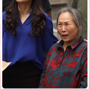 不容易安家太表姑奶奶苇青拍戏72岁高龄被水泼好几遍