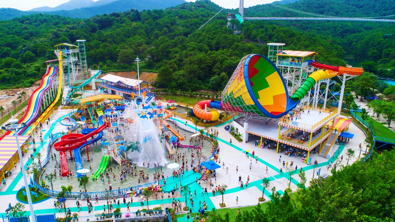 带娃坐小火车穿越花海打卡佛山最大水上乐园