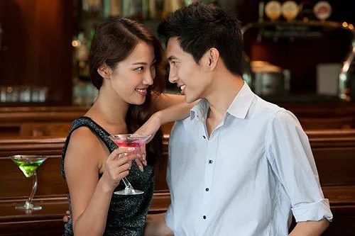 暧昧男女之间，都有哪些行为表现？
