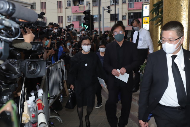 丧礼一连3日于香港殡仪馆举行,昨日供亲友致祭,今日下午2时开始公祭