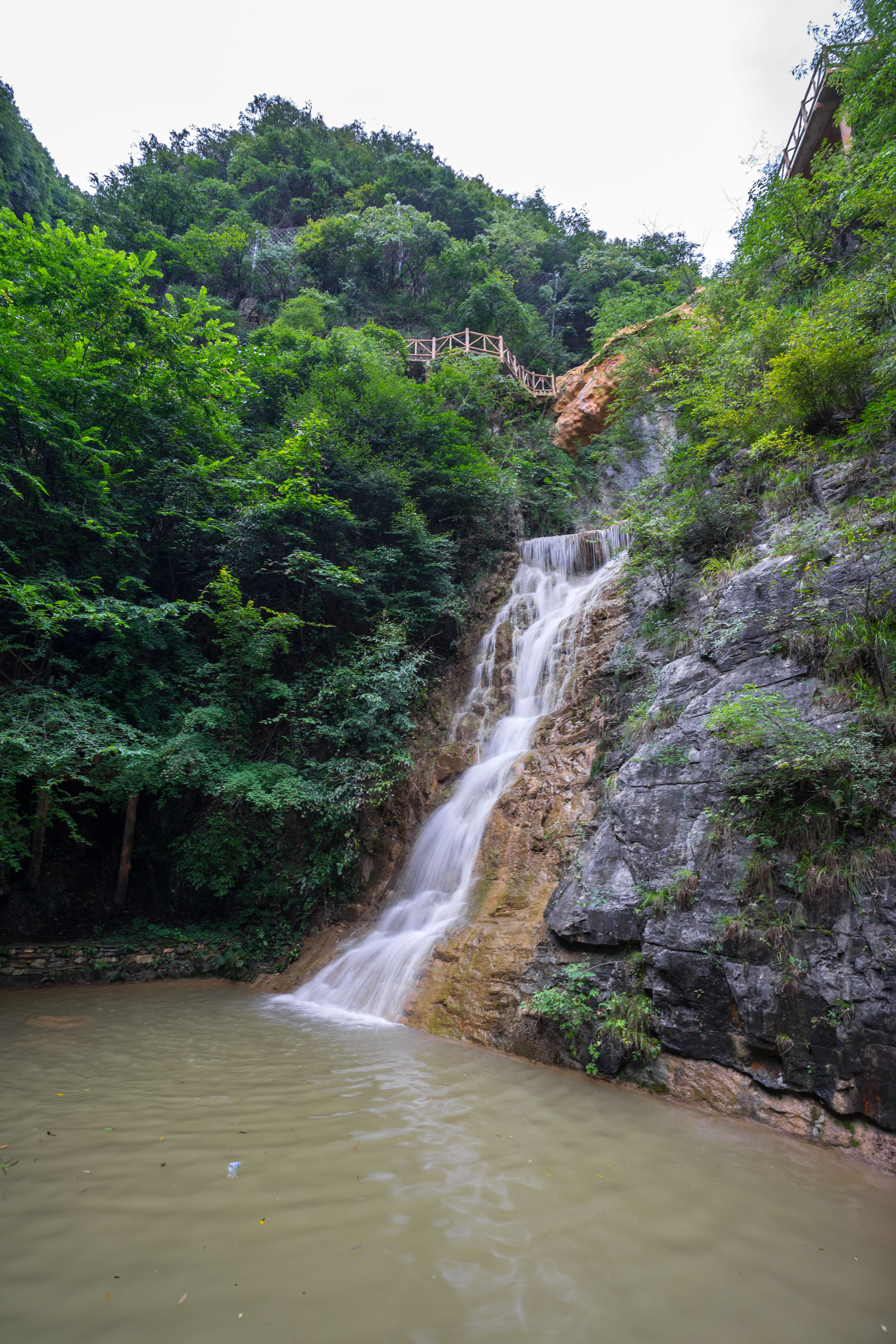 襄阳被誉为"小九寨沟"之称的香水河景区,是消夏避暑的绝佳之地