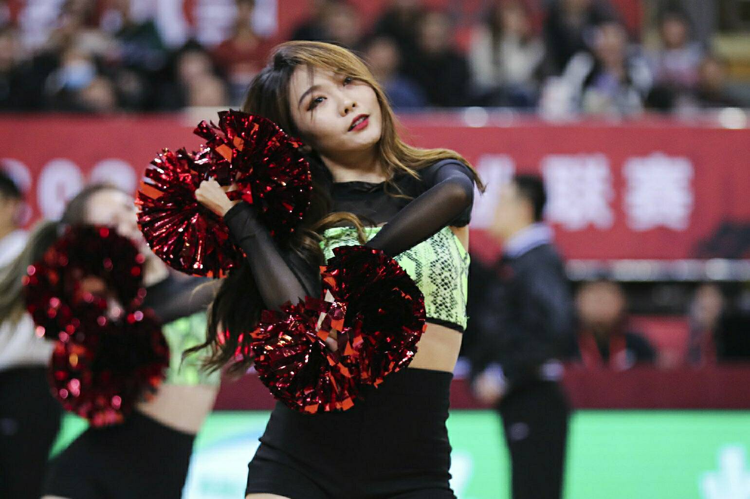 cba拉拉队小姐姐有酒窝如痴如菊一道靓丽的风景线