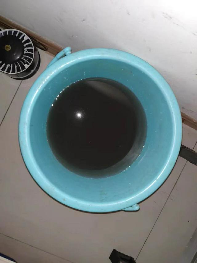 教师家庭,免费为老师清洗空调600余台,几乎每台空调都洗出一桶脏水