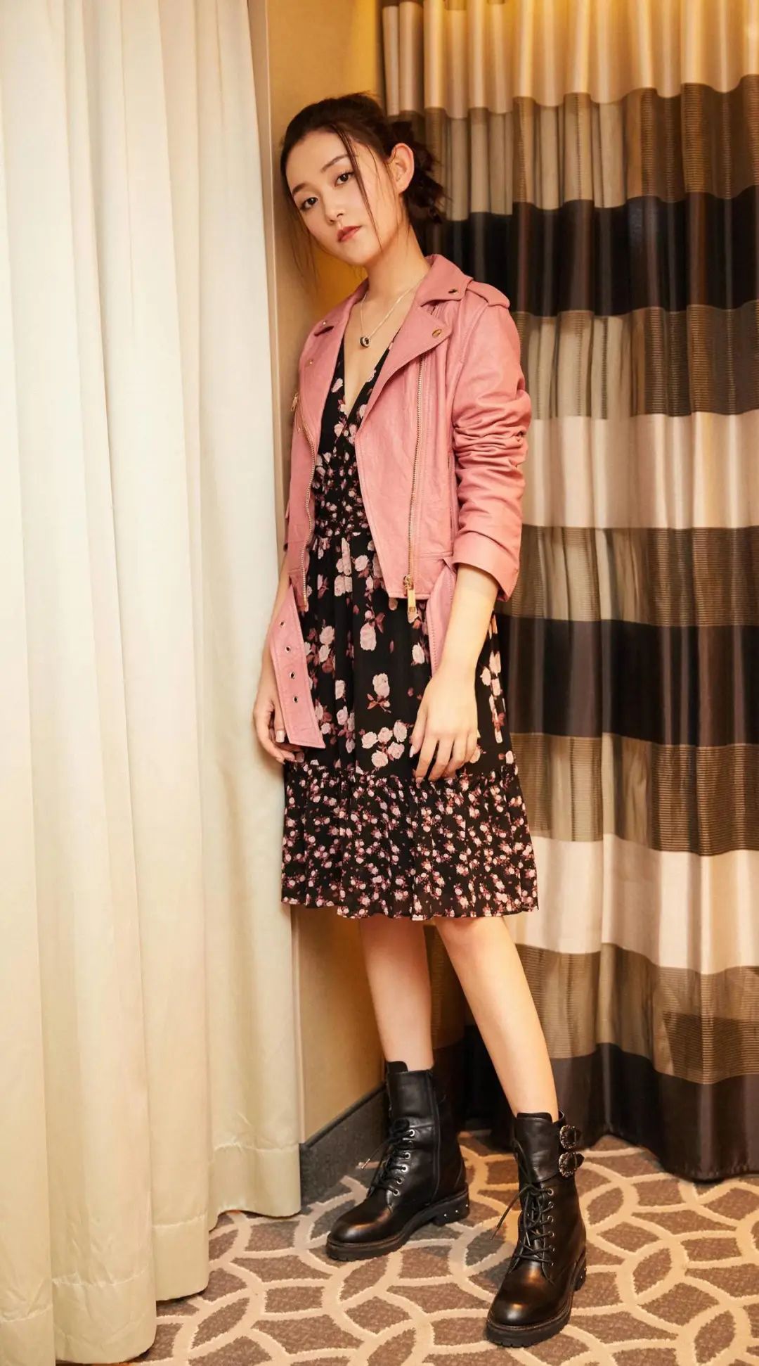 童星蒋依依终于长大啦私服造型简单又多变穿成00后少女典范