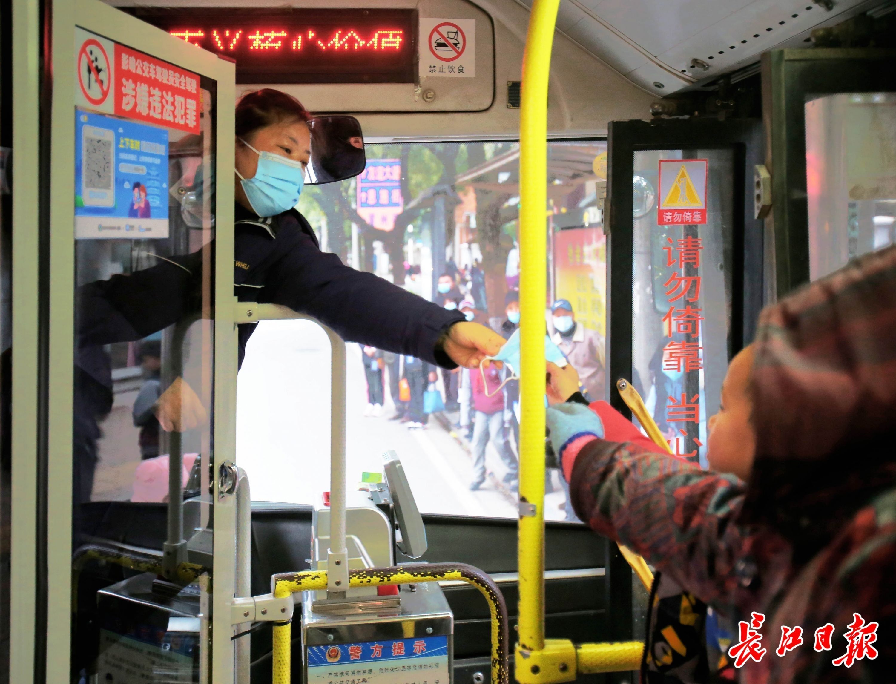 公交车上的淡蓝色毛衣美女_中国街拍-真实街拍第一站