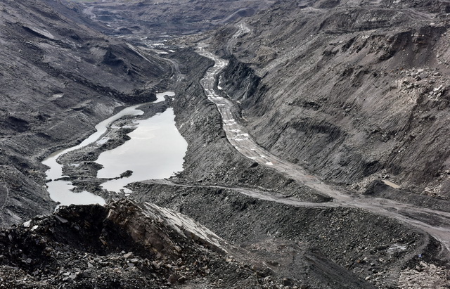 实地探访青海木里矿区:开采区已形成百米水坑 防尘网下长草