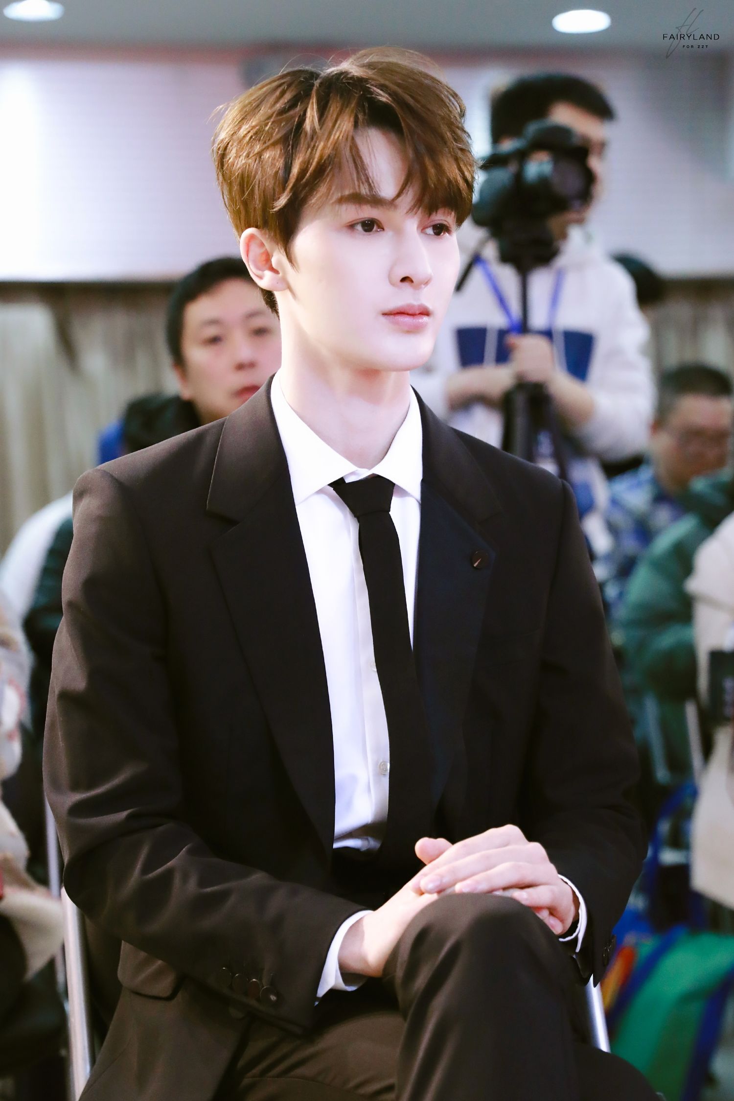 朱正廷现身初心在路上发布会现场简约黑色西装神采奕奕帅气满分