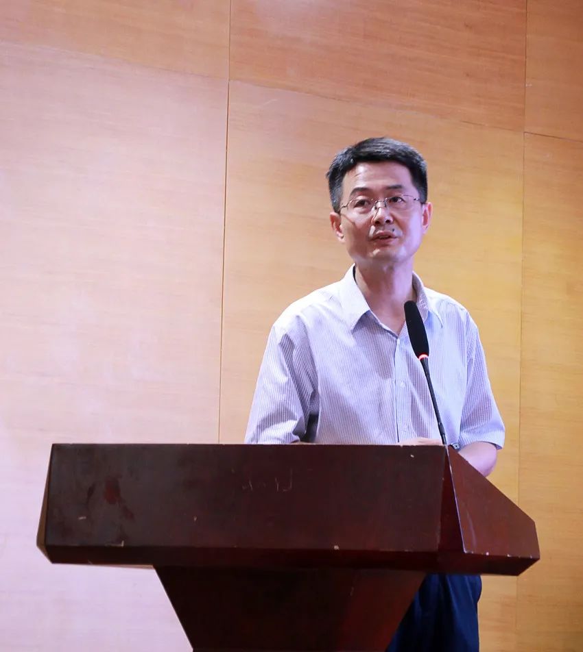 井坤秘书长讲解"广厦奖"创建工作.