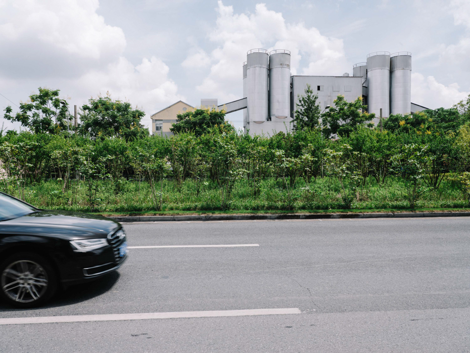 军工路一侧的工业设施,再往东就是复兴岛。