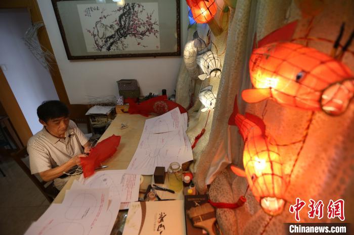 虞敏儿根据设计图纸制作鱼灯 王洁涵 摄