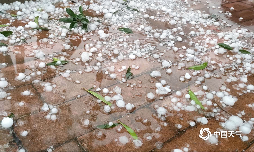 贵州遭遇雷暴大风冰雹侗族鼓楼被吹散冰雹没脚面