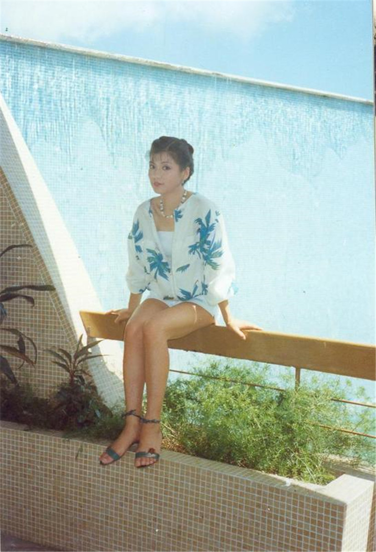 翁美玲的一辑在石硖尾公园拍摄的旧照片,公主发型清凉装