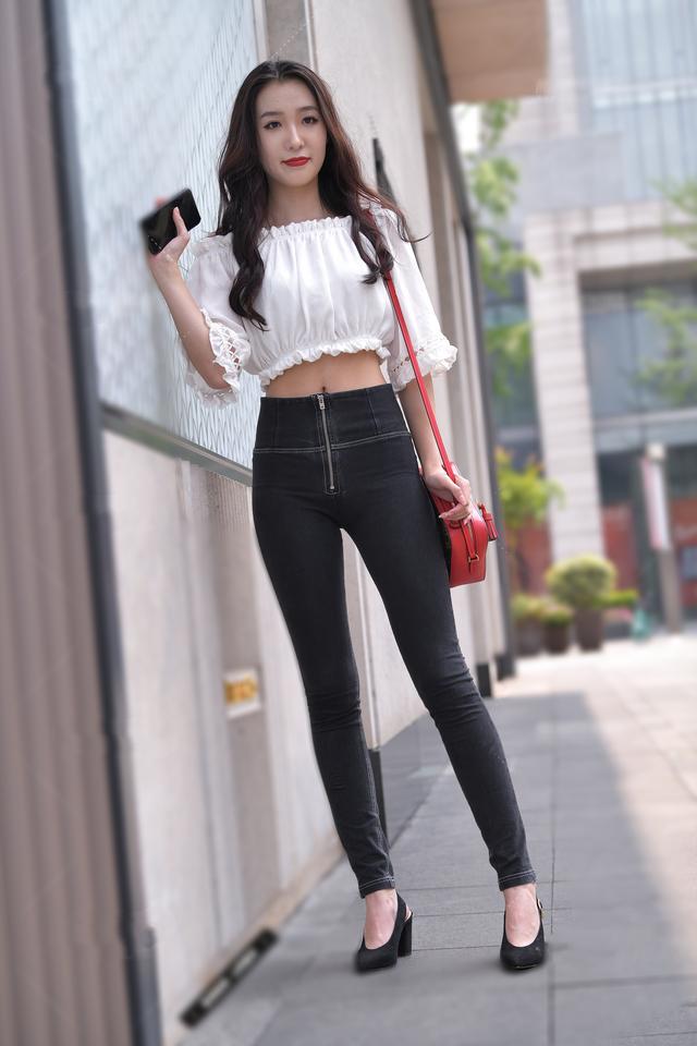 这样的牛仔裤穿在小姐姐的身上也许这就叫铅笔腿吧
