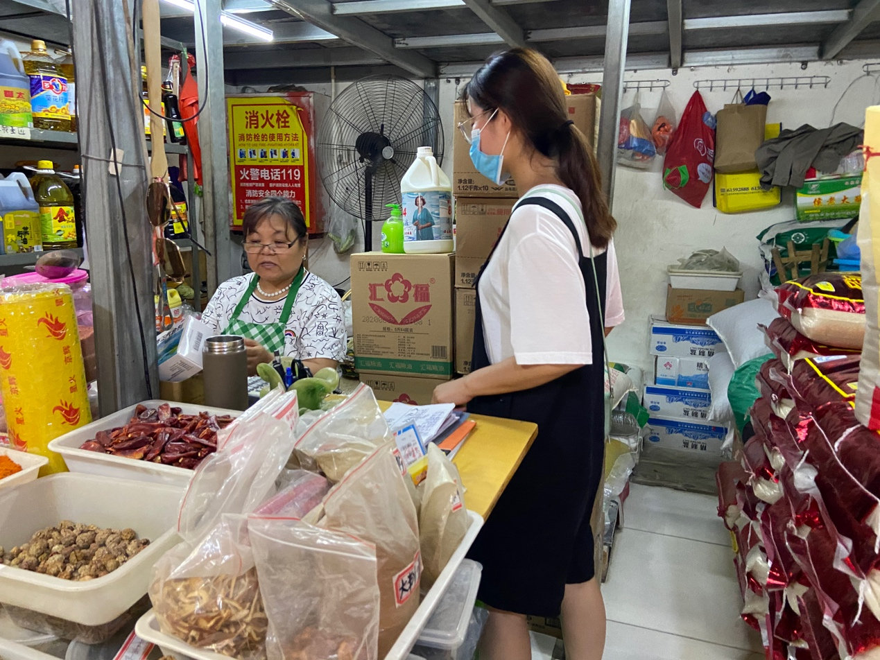 队员向粮油店主咨询溯源情况 河南工业大学红色调研团队供稿