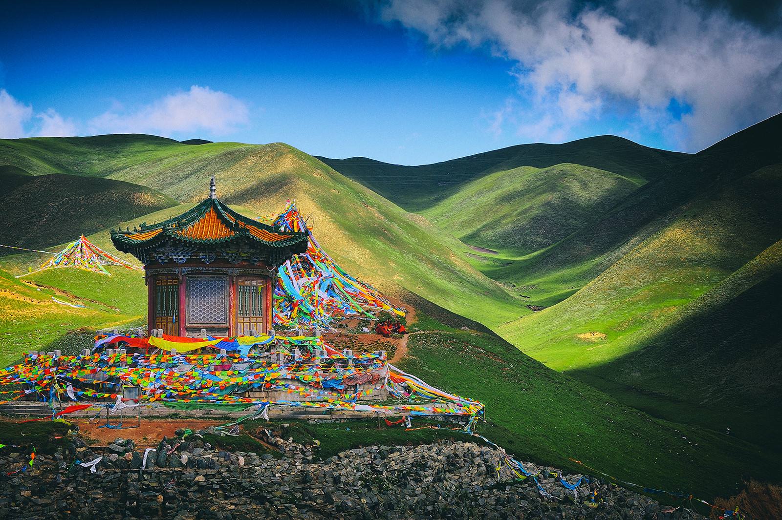 中国十大藏族自治州海西占地最大甘孜人口最多迪庆风景最美