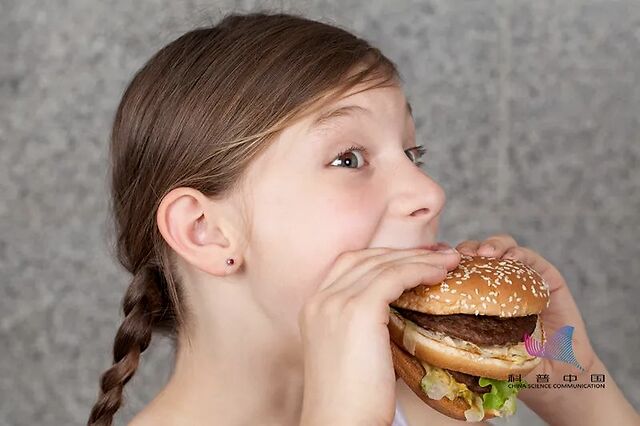 2,吃饭速度过快,人体分泌大量的胰岛素,还会 加重胰腺的负担,增加患