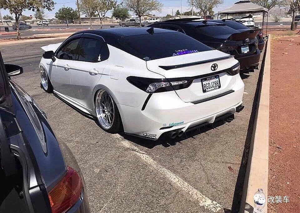 美女车主改装八代丰田凯美瑞低趴素雅姿态的完美呈现