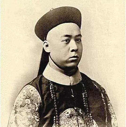 恭亲王奕昕的孙子溥伟和溥心畲,看着祖父珍藏的宝物被纷纷出卖,无可