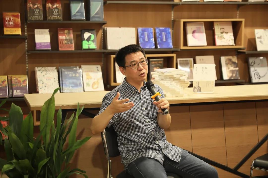 杨红林在现场向读者讲述顾维钧传奇的一生.