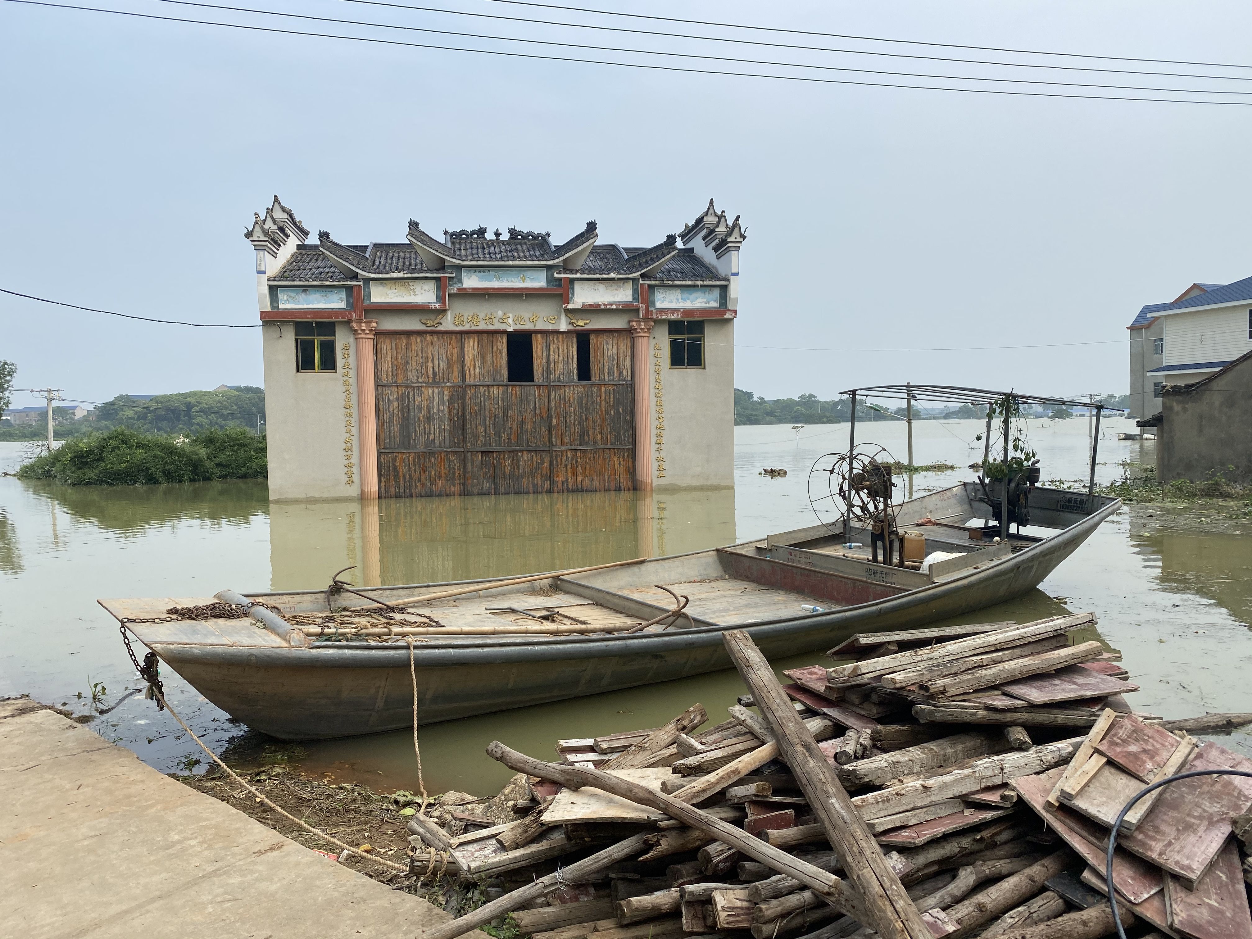藕塘村文化中心沉浸在积水中，只能看到牌楼的上半部分。新京报记者杜雯雯摄