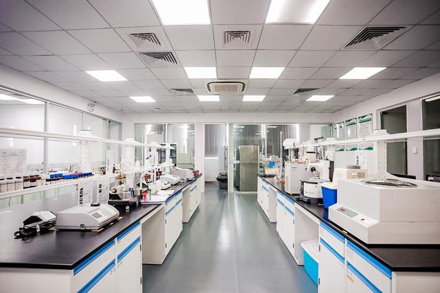 香飘飘研发人员:我在奶茶工厂实验室搞科研