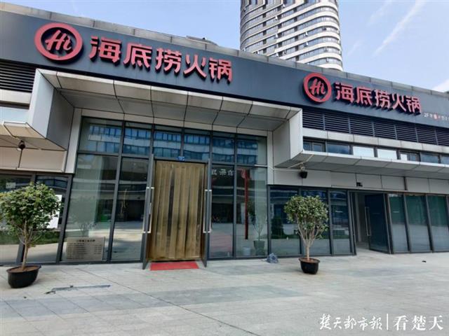 顾客称海底捞汤底吃出苍蝇店方赴孝感陪其就医