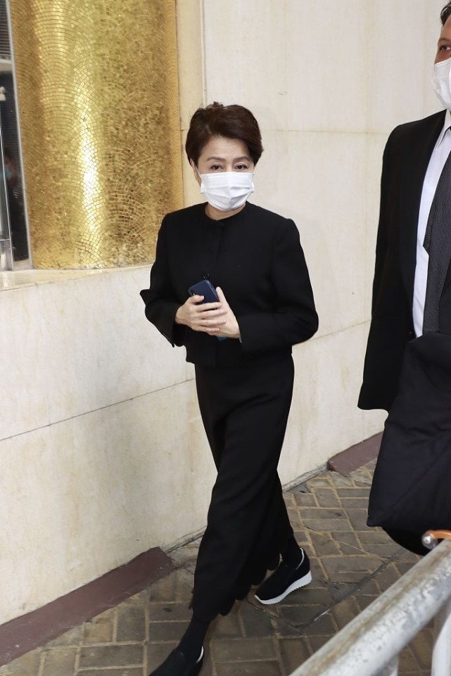 “赌王”何鸿燊葬礼举行 奚梦瑶何猷君现身 何超莲窦骁牵手入场