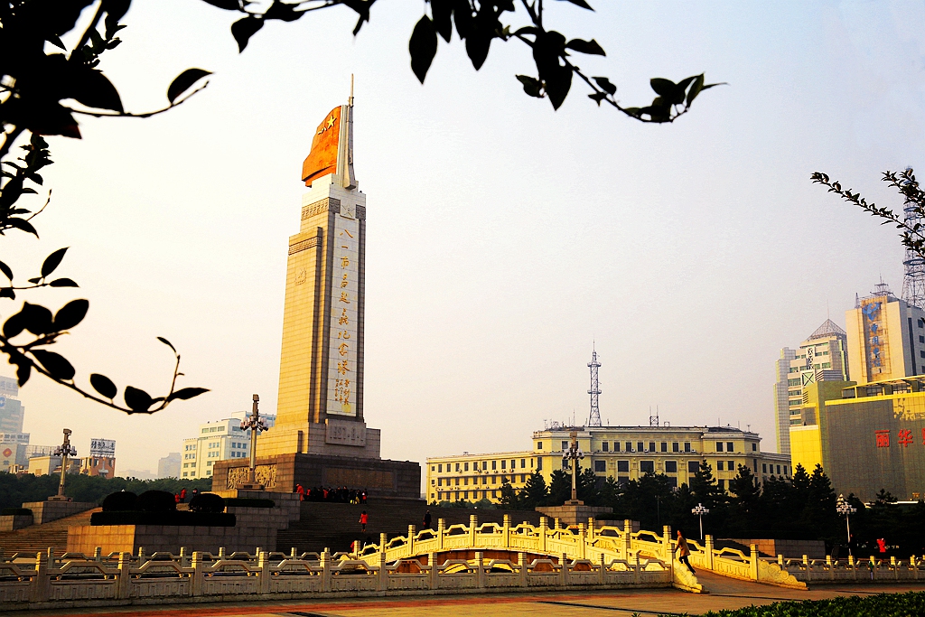 纪念塔造型雄伟挺拔,寓意明快深刻,上下分别设置的6层灯光和多组投射