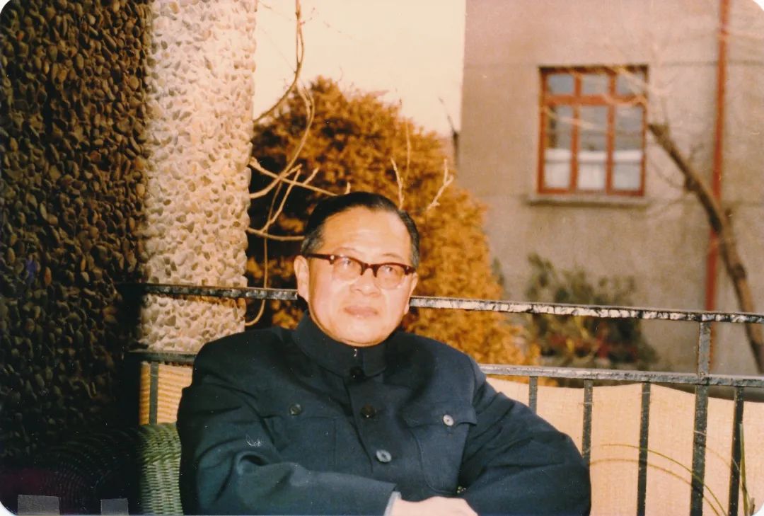 1981年春节摄于绮园家中